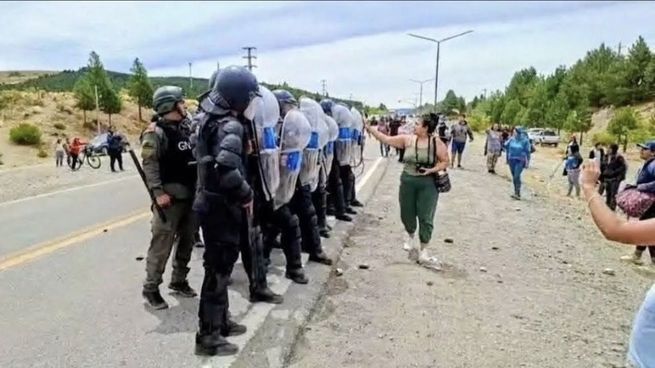 Efectivos de la Policía Federal desalojan un corte sobre la Ruta 40.