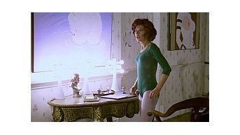 Karlin como la mujer de los gatos en el clásico de Kubrick.