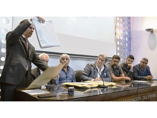 Un show. Javier Medín hace la pantomima de abrir los sobres ante la atenta mirada de toda la plana mayor, pero dentro de cada sobre había dos sobres más que permanecerán cerrados hasta hoy. El fútbol sigue sin TV.