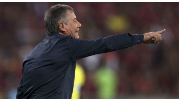 Holan se mudaría a Colombia.