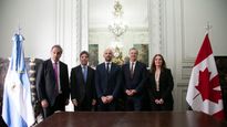 Funcionarios de Transporte de Argentina y de Canadá firmaron hoy en Buenos Aires el nuevo acuerdo de cielos abiertos.