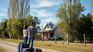 Una pareja se despide de su vivienda rural tras intentar instalarse en el interior. La falta de empleo y servicios básicos forzó el regreso a la ciudad (Imagen de Inteligencia Artificial)