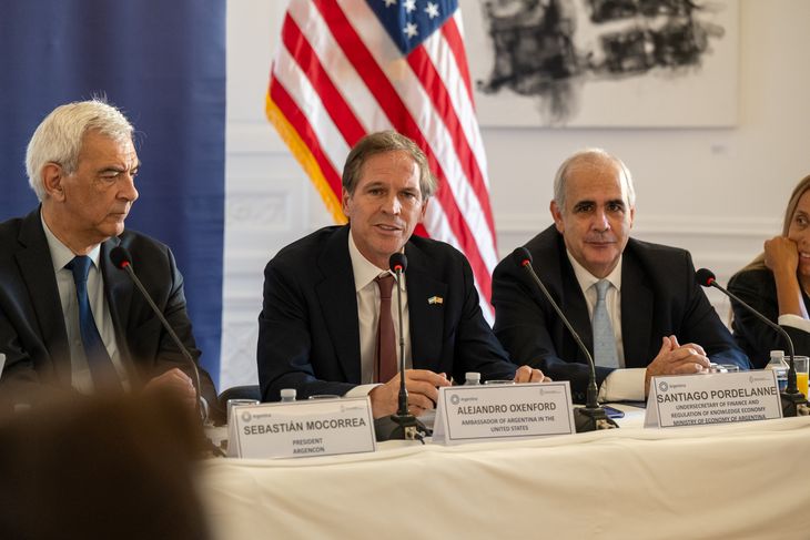 El embajador argentino y la comitiva que viajó a EEUU