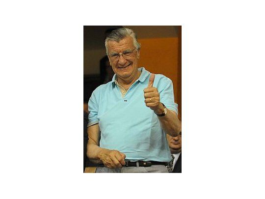 José Luis Gioja levantó el pulgar como gesto de aprobación cuando conoció que sus candidatos habían ganado la elección legislativa en San Juan.