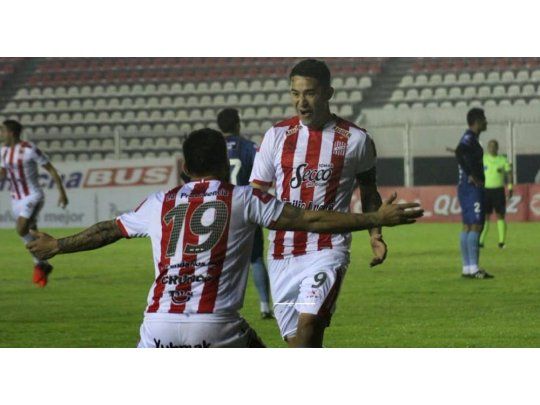 Con sus dos goles, Claudio Bieler le dio el triunfo y la clasificación a San Martín de Tucumán.