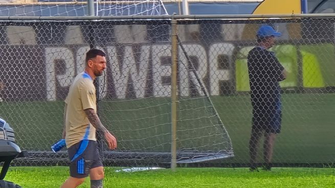 Lionel Messi no se entrenó con sus compañeros y será baja este sábado por una contractura en el aductor.&nbsp;