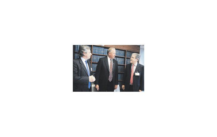 ámbito.com | El subsecretario de Estado norteamericano para el Hemisferio Occidental, Thomas Shannon, les expresó ayer en Nueva York a Alberto Fernández y a Julio De Vido la voluntad de George W. Bush de tener «la mejor relación» con la Argentina.