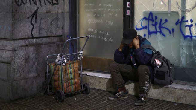 Pobreza: la crisis económica por el estancamiento del empleo y el recorte en asistencia social agravó el panorama.