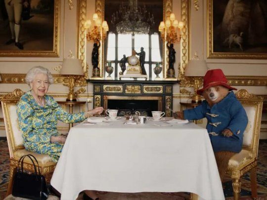 El oso Paddington se despide de la reina Isabel II: El día que actuaron juntos