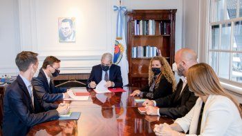 Anibal Fernández junto a representantes de Microsoft.