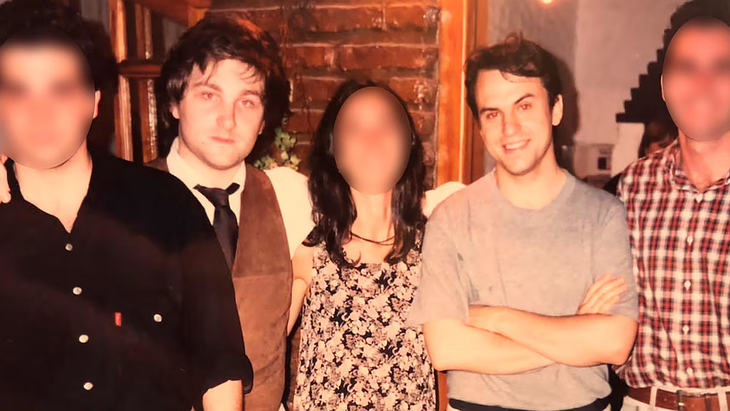 Un video generado mediante inteligencia artificial revivió la escena del festejo de egresados de Javier Milei y Diego Valenzuela tomada en 1993. Aunque no se conoce el autor del contenido, trascendió que la difusión estuvo a cargo del equipo de prensa del intendente. Un video generado mediante inteligencia artificial revivió la escena del festejo de egresados de Javier Milei y Diego Valenzuela tomada en 1993. Aunque no se conoce el autor del contenido, trascendió que la difusión estuvo a cargo del equipo de prensa del intendente.