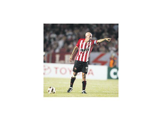 Juan Sebastián Verón decidió suspender una conferencia de prensa en la que iba a hablar de su lesión, porque se enteró de que se rumoreaba que iba a anunciar su retiro. No viajó a Paraguay.