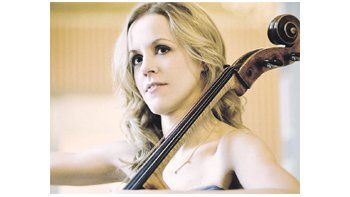 ámbito.com | Sol Gabetta, que este año regresa al Teatro Colón, interpretó el famoso concierto para chelo de Elgar en la Academia Orquestal Americana.