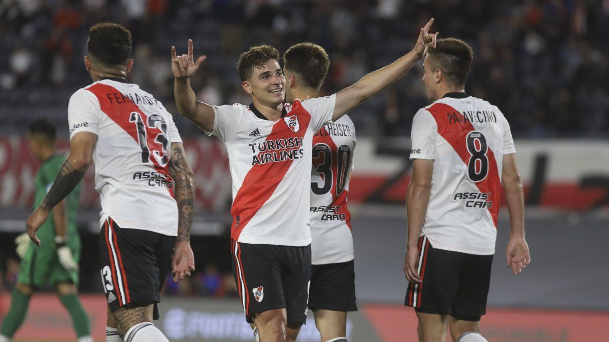 River hits Platense from the start and stretches its leadership