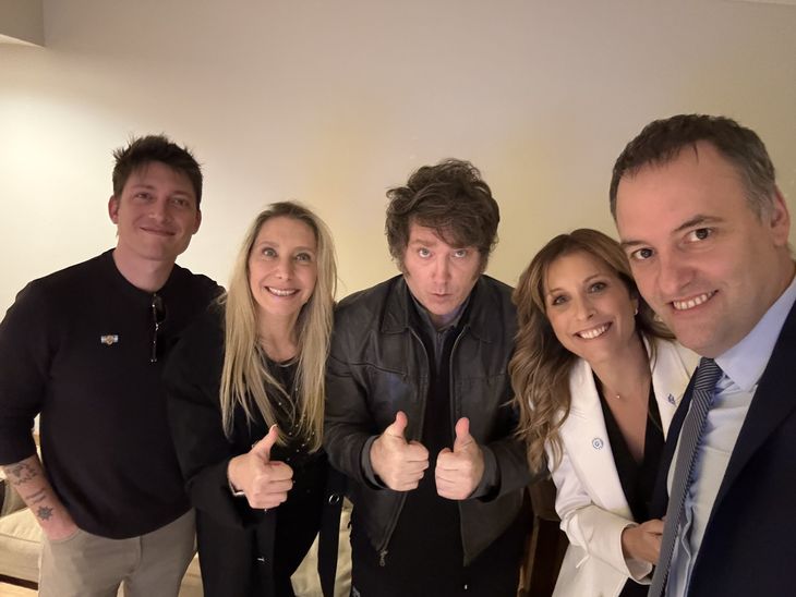 Santiago Caputo, Karina Milei, Javier Milei y Manuel Adorni, con su esposa Betina.&nbsp;