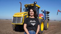 Silvia está a cargo de la parte operativa, incluyendo la compra de insumos, la gestión de proveedores y la comercialización de los productos agrícolas y el ganado.