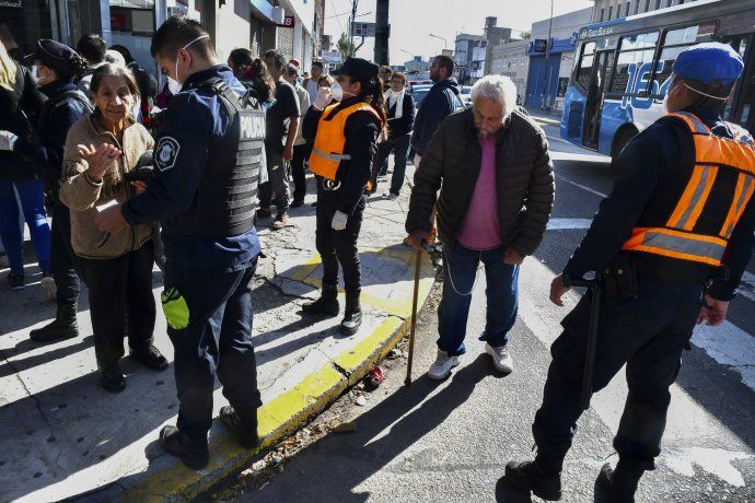 Cola interminables en los bancos para cobrar las jubilaciones.