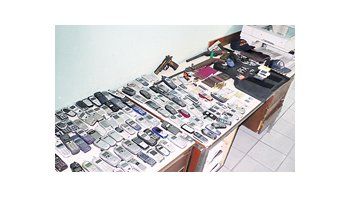 ámbito.com | Abundan los locales en pleno centro porteño que ofrecen una amplia variedad de celulares robados.