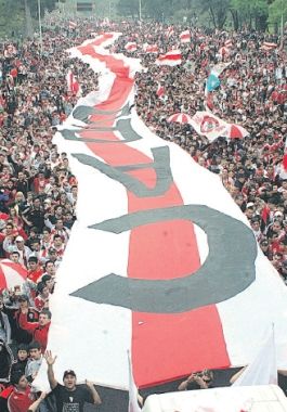 Millonarios presentaron la bandera más larga del mundo