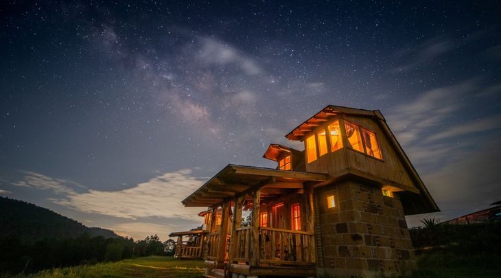 Las cabañas de madera en Nanacamilpa ofrecen un refugio acogedor y sustentable, perfectamente integradas al entorno boscoso del santuario. Las cabañas de madera en Nanacamilpa ofrecen un refugio acogedor y sustentable, perfectamente integradas al entorno boscoso del santuario.