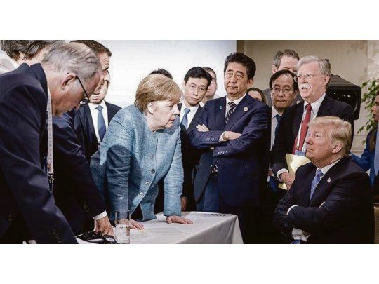 UNA ESCENA, TRES “VERDADES”. La misma escena, tomada desde diferentes ángulos por fotógrafos de las delegaciones alemana, francesa y estadounidense. En cada uno, Angela Merkel, Emmanuel Macron y Donald Trump son mostrados de modo favorable, como líderes del debate. Lo indisimulable es la tensión.