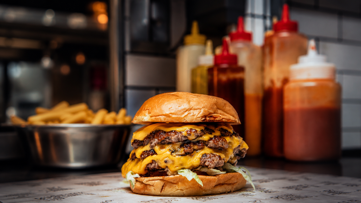 La hamburguesería de Palermo que combina medallones de bife de chorizo, estilo smash y clásicos en un espacio de estética urbana