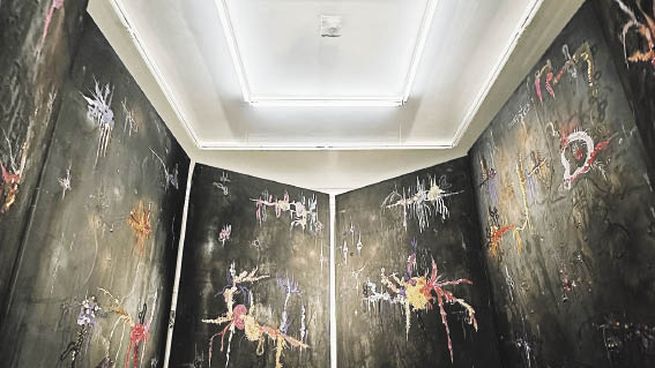 paredes. Una imagen de su muestra “Pulsión de sombra y luz”.