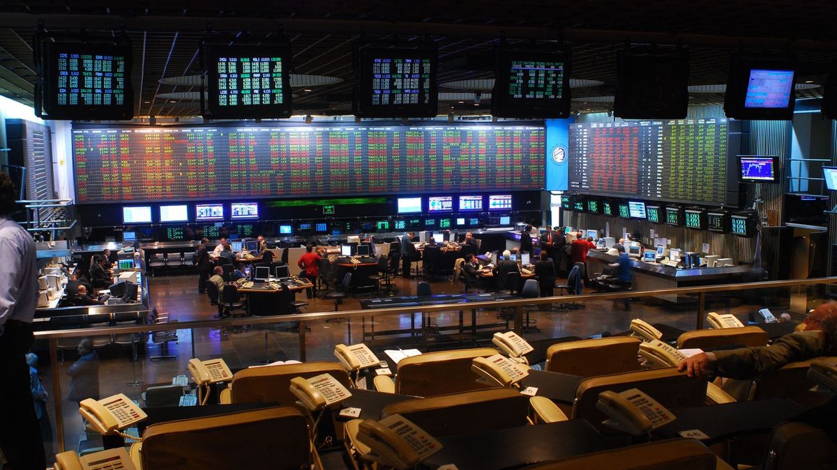 S&P Merval hit the fourth consecutive decline and bonds sank as much as 6%