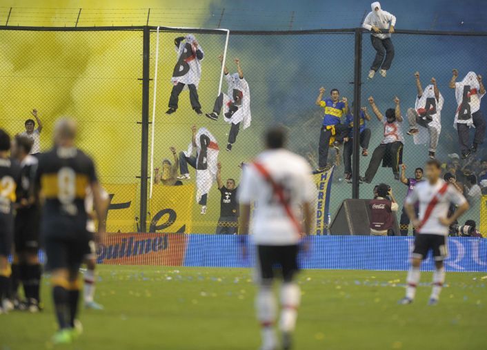 Los hinchas de Boca se colgaron del alambrado y demoraron el partido.