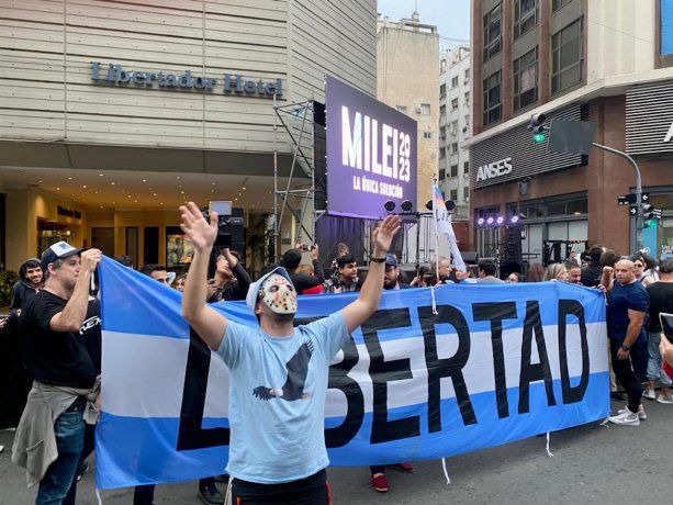 Simpatizantes de Javier Milei. Simpatizantes de Javier Milei.