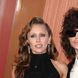 Miley Cyrus apareció en la avant premeire de Avatar con un anilllo de compromiso. Miley Cyrus apareció en la avant premeire de Avatar con un anilllo de compromiso.