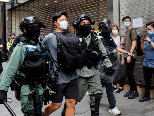 La polic&iacute;a reprimi&oacute; las protestas en Hong Kong contra la nueva ley de seguridad.