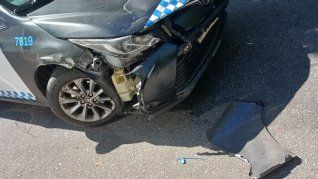 El patrullero de la Policía que impactó a los dos motochorros en Colegiales El patrullero de la Policía que impactó a los dos motochorros en Colegiales