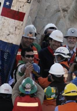 El número 25, Renán Ávalos, se reencuentra con familiares.