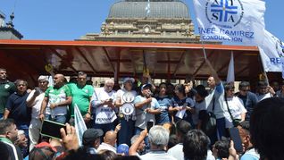 La marcha de la CGT concentró frente a la Casa de Gobierno de Tucumán.
