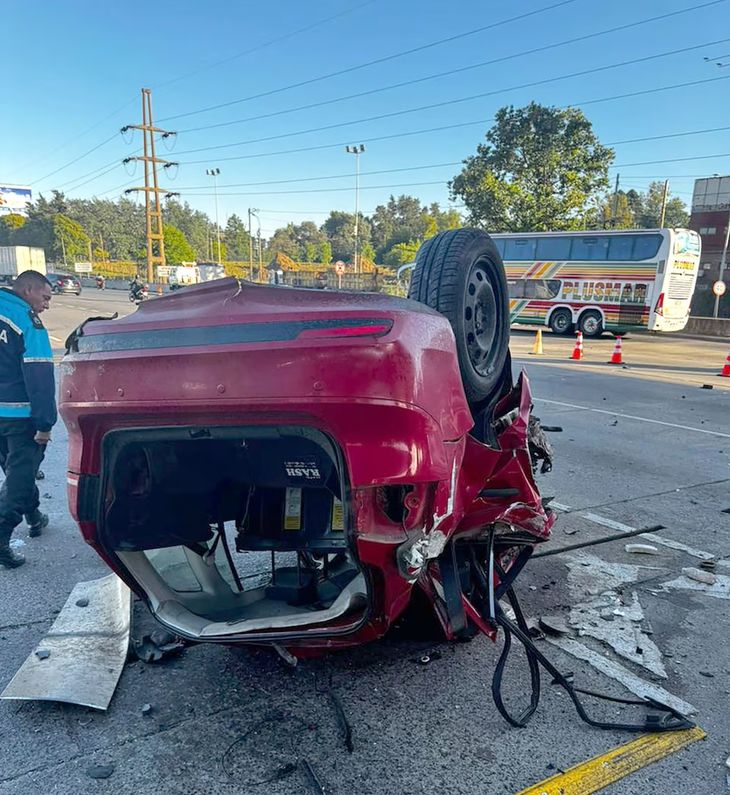 El auto que circulaba a gran velocidad chocó contra una cabina de peaje antes de las 7 de la mañana, causando la muerte del conductor. Además, otras tres cabinas y varios carriles de la Panamericana resultaron afectados.