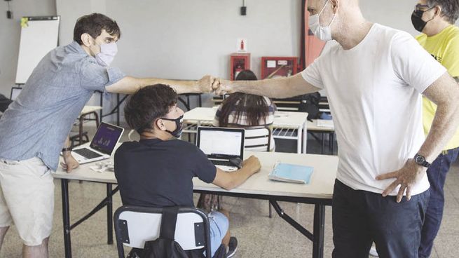 visita. Horacio R. Larreta recorrió ayer Escuela de Educación Media N° 4 integrada a Escuelas de Verano, en Nueva Pompeya.