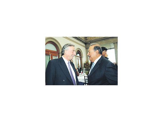 NéstorKirchnertuvo unprimerencuentrocon CarlosSlim en elPalacio deChapultepec,duranteun almuerzooficial.Mañanahabrá unareuniónprivada entreel Presidentey elempresarioconsideradoel segundomás rico delmundo.