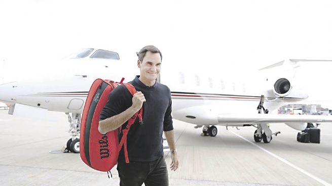 Arribo. Roger Federar llega a Londres donde tiene previsto jugar desde el viernes la Laver Cup, aunque su fisioterapeuta lo puso en duda hasta último momento.