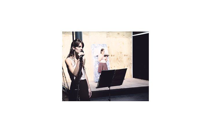 ámbito.com | Lola Arias y, en segundo plano, Elvira Onetto como su madre, en “Melancolía y manifestaciones”.