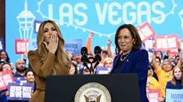 La candidata demócrata estuvo con Jennifer López en busca del voto latino.