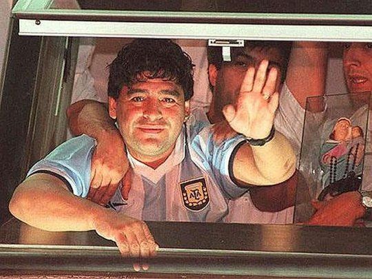 Maradona después de su internación en Uruguay.