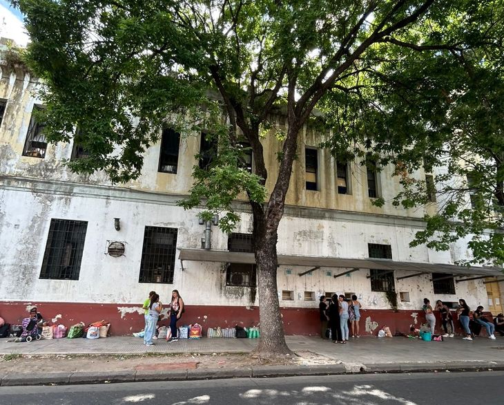 Familiares de personas privadas de la libertad esperan para ingresar al penal de Villa Devoto sobre Nogoyá, una escena habitual que forma parte de la dinámica cotidiana del barrio Familiares de personas privadas de la libertad esperan para ingresar al penal de Villa Devoto sobre Nogoyá, una escena habitual que forma parte de la dinámica cotidiana del barrio