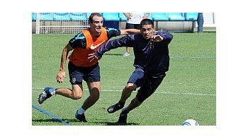 Juan Román Riquelme volvió a hacer fútbo, Somoza, lo persigur. El enganche se perfila para volver a la titularidad el domingo ante Olimpo.