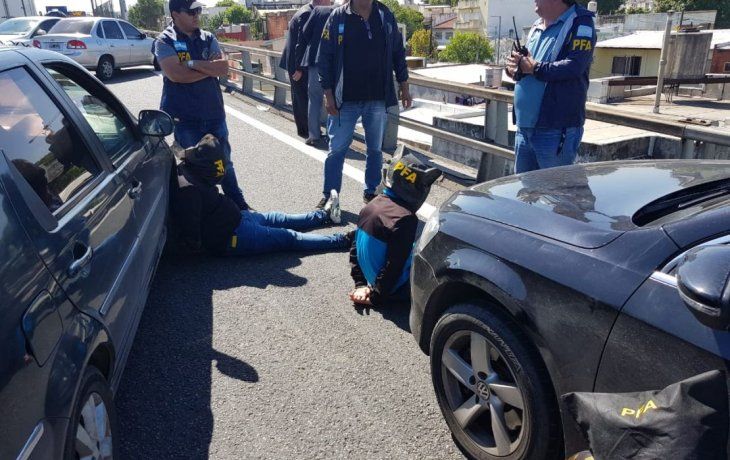 Tras persecución policial, hombre saltó desde la autopista 25 de Mayo y murió