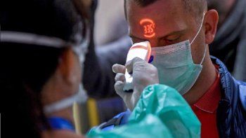 En los aeropuertos del ,undo se realizan test inmediatos de coronavirus.