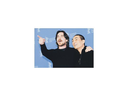 El director Zhang Yimou y Christian Bale, actor «Las flores de la guerra», film sobre la invasión japonesa a China que se exhibió ayer fuera de concurso en el Festival de Berlín.