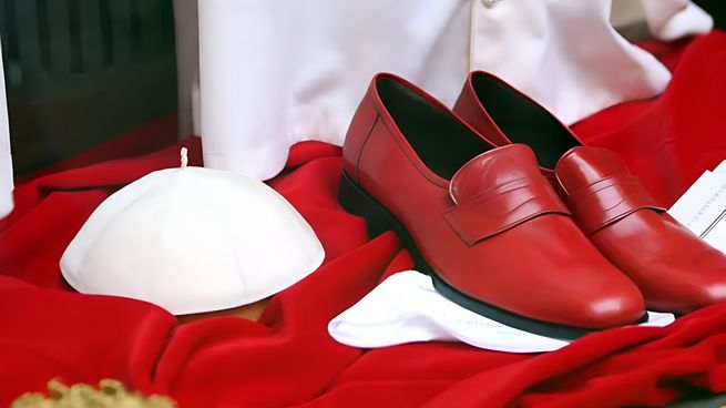 Los emblemáticos zapatos rojos que el papa Francisco rechazó usar y que podrían regresar con León XIV