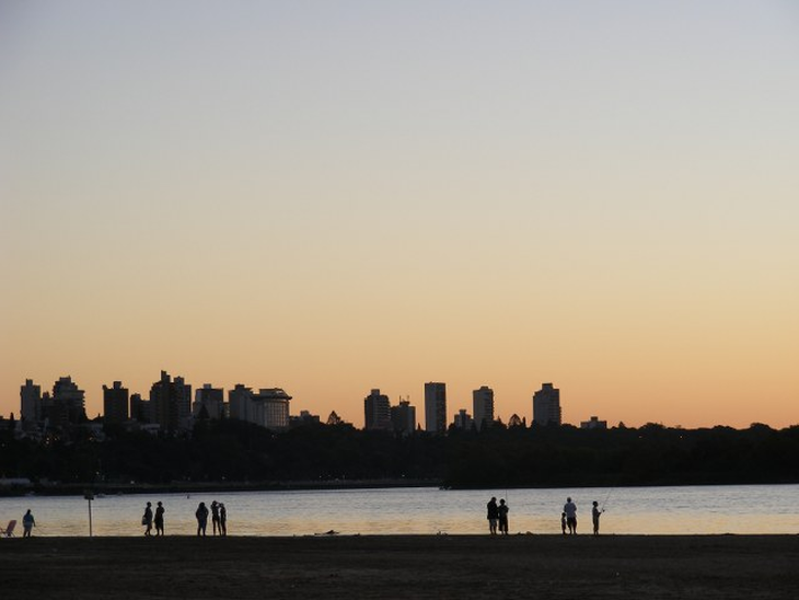 Paraná is the capital of Entre Ríos and has 300,000 inhabitants.