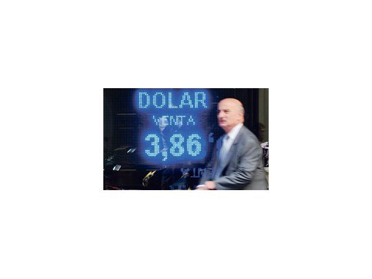 Ayer subió a $ 3,86. Bonos con leves alzas